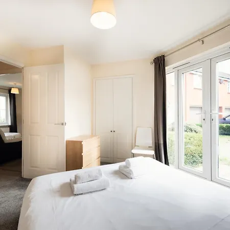The Corner House | 2-bed With Free Parking Hébergement de vacances *