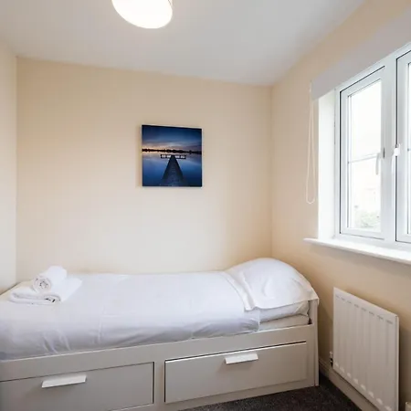 The Corner House | 2-bed With Free Parking