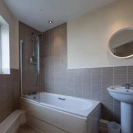 The Corner House | 2-bed With Free Parking